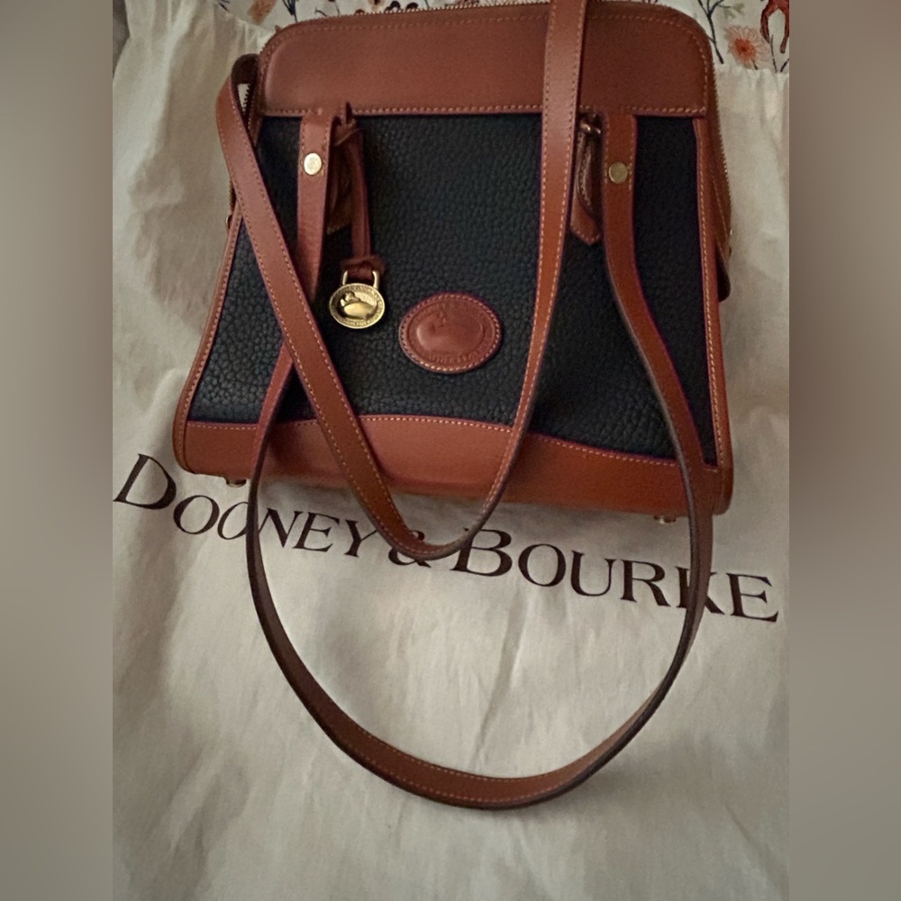 Authentic Dooney & Bourke shoulder bag in gorgeous condition. Beautiful!